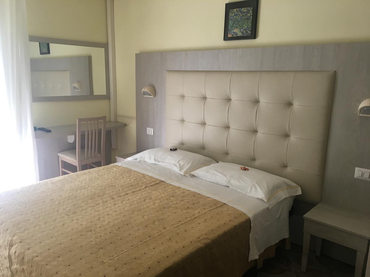 Hotel Laila Cesena Bagian luar foto